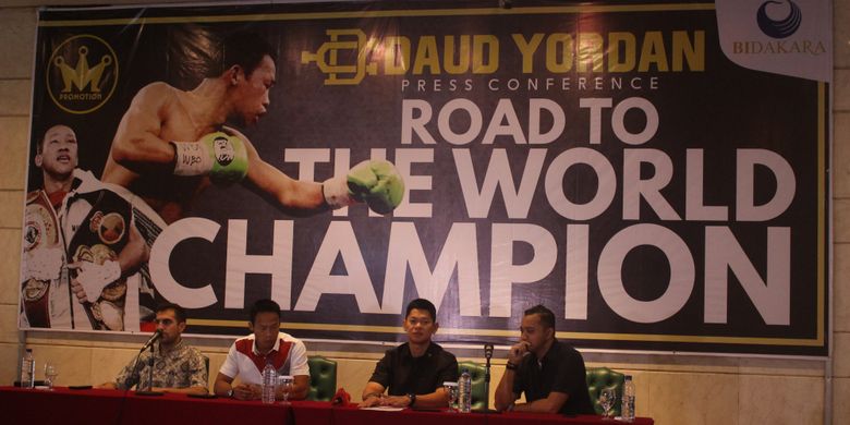 Raja Sapta Oktohari bersama atlet tinju profesioanal Daud Yordan dan tim Mahkota Promotion dalam konferensi pers Road To The World Champion di Menara Bidakara 1, Tebet, Jakarta pada Kamis (9/8/2018)