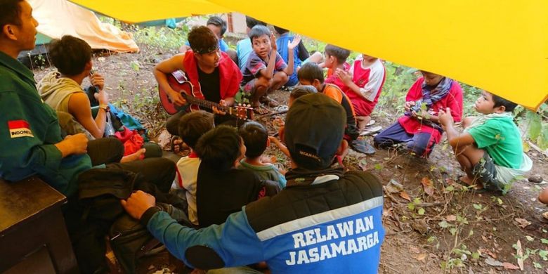 Tim Jasamarga Pecinta Alam (Jasmapala) melakukan trauma healing kepada para korban gempa bumi di Lombok, Nusa Tenggara Barat.