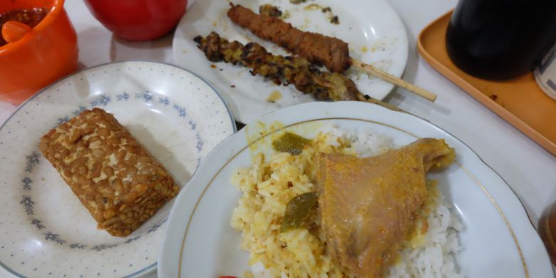 Sate komoh dan ayam lodho yang dijual di Warung Lama Haji Ridwan.