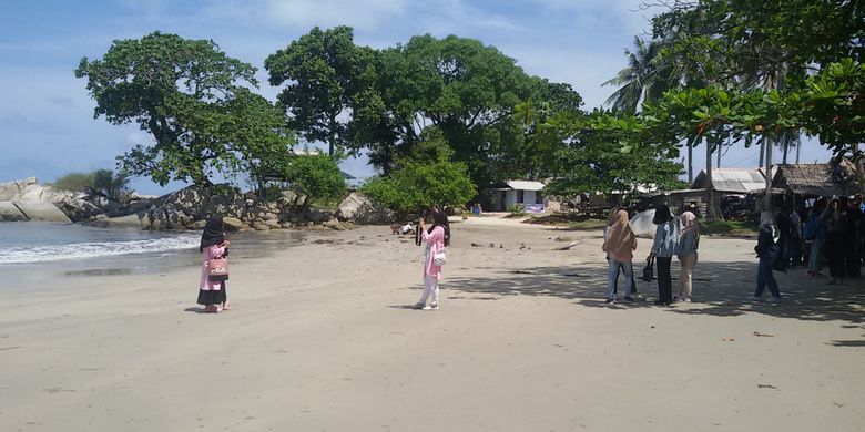 Para pengunjung saat sesi foto dengan latar Pantai Penyusuk di Kecamatan Belinyu, Bangka, Kepulauan Bangka Belitung, Sabtu (2/2/2019).