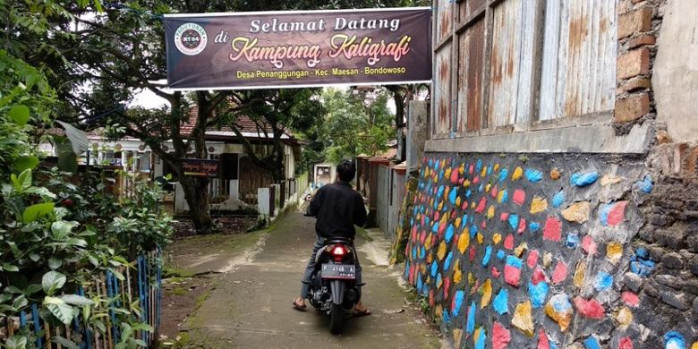 Pintu masuk menuju Kampung Kaligrafi di Desa Penanggungan, Kecamatan Maesan, Kabupaten Bondowoso, Jawa Timur, Minggu (17/2/2019).