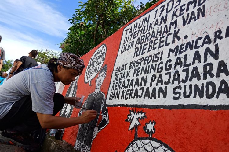 Puluhan seniman sedang membuat mural untuk memperindah destinasi wisata Pulo Geulis, jadi Wisata Mural Pulo Geulis, Bogor, Jawa Barat, Minggu (18/3/2018).
