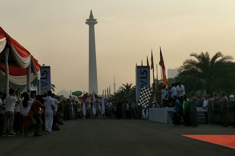 Wakil Presiden Jusuf Kalla melepas peserta Parade Menunu 100 Hari Asian Games 2018 di Monas, Jakarta, Minggu (13/5/2018).