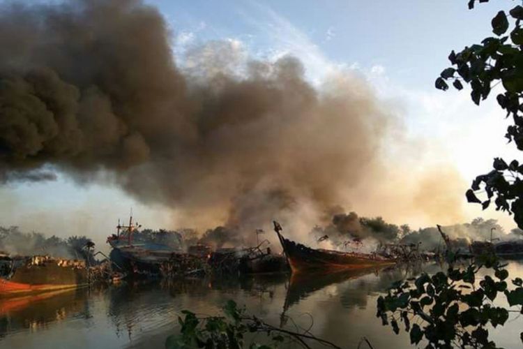 Titik api masih menyala di alur Sungai Silugonggo, Desa Bakaran‎, Kecamatan Juwana, Kabupaten Pati, Jawa Tengah, Minggu (16/7/2017).