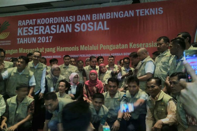 Menteri Sosial Khofifah Indar Parawansa (tengah jilbab marun) berfoto dengan peserta Rapat Koordinasi dan Bimbingan Teknis Keserasian Sosial Tahun 2017, di Jakarta, Rabu (26/7/2017). 