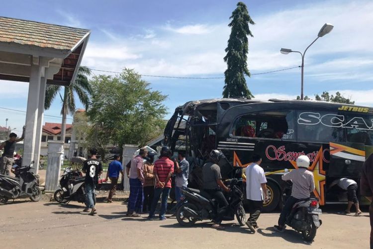 Bus Simpati Star terlibat kecelakaan di jalan Medan-Banda Aceh persisnya di Desa Meunasah Drang, Kecamatan Muara Batu, Aceh Utara, diparkir di Terminal Bus, Cunda, Lhokseumawe, Jumat, (20/10/2017) .