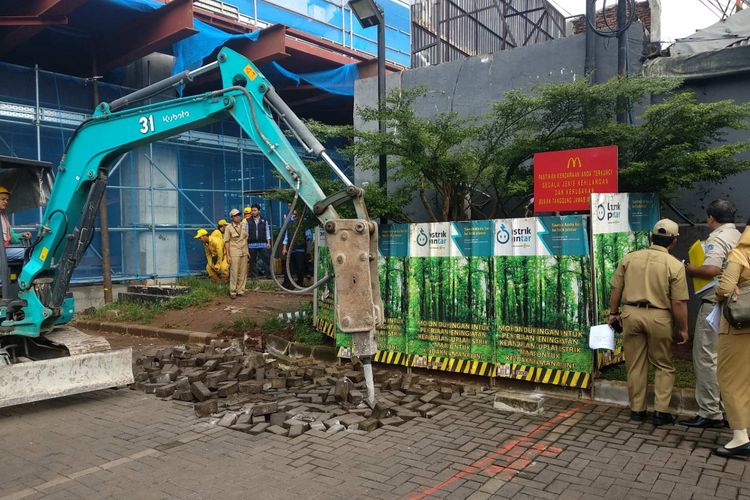 Pembongkaran lahan gerai McDonalds di Jalan Fatmawati Raya, Jumat (22/12/2017).