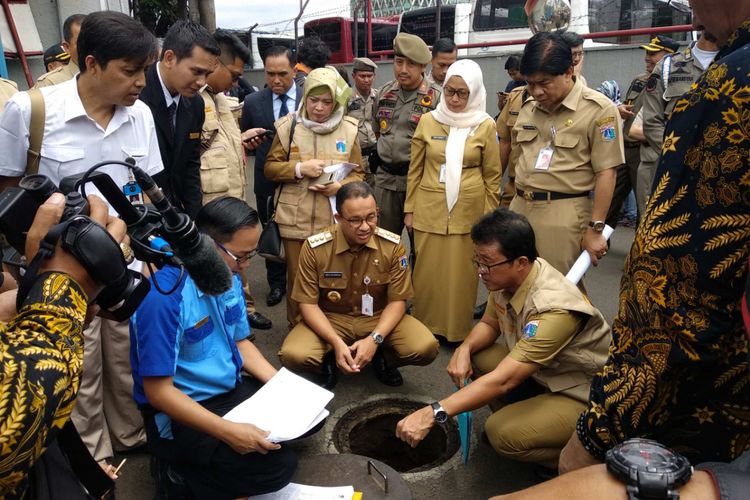 Gubernur DKI Jakarta Anies Baswdan melakukan inspeksi mendadak terhadap instalasi pengolahan limbah (IPAL) Hotel Sari Pan Pacific, Senin (12/3/2018).