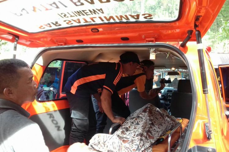 Korban kapal tenggelam Pantai Sanglen, Desa Kemadang, Kecamatan Tanjungsari, Gunung Kidul, Yogyakarta, dievakuasi Rabu (21/3/2018) pagi.