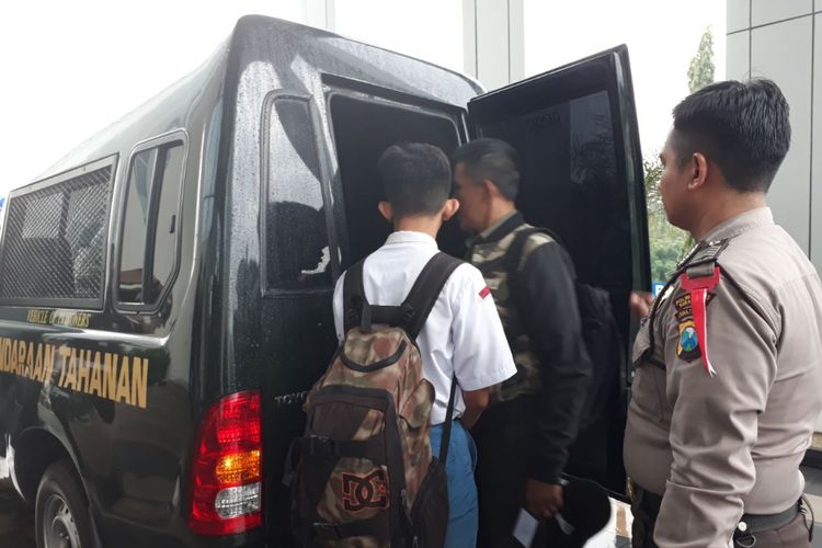 Suami dan anak tersangka korupsi aset Pemkot Surabaya ikut mengawal sampai ke mobil tahanan.