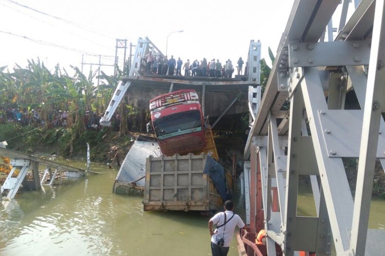 Evakuasi korban jembatan nasional yang menghubungkan Kabupaten Lamongan-Tuban, Jawa Timur, atau tepatnya Jembatan Babat-Widang yang ambruk masih terus dilakukan, Selasa (17/4/2018) siang.