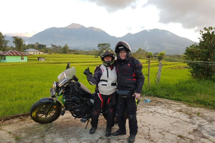 Pasangan lansia, Hans Antlov (61) dan Mery Antlov (58) turut menjadi peserta Honda Big Bike Tour De Flores 2018 di Flores, Nusa Tenggara Timur pada 4-11 Mei 2018.
