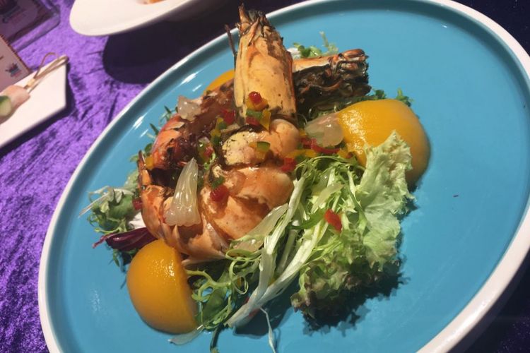 Sajian salad dengan udang menjadi salah satu menu yang disediakan Ocean Park Hongkong selama perayaan musim panas.