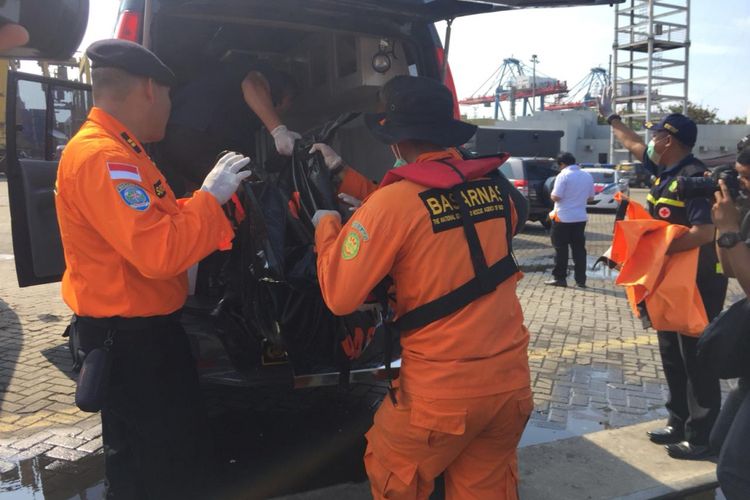 Kantong jenazah korban jatuhnya pesawat Lion Air tiba di Pelabuhan JICT Tanjung Priok, Senin (29/10/2018).