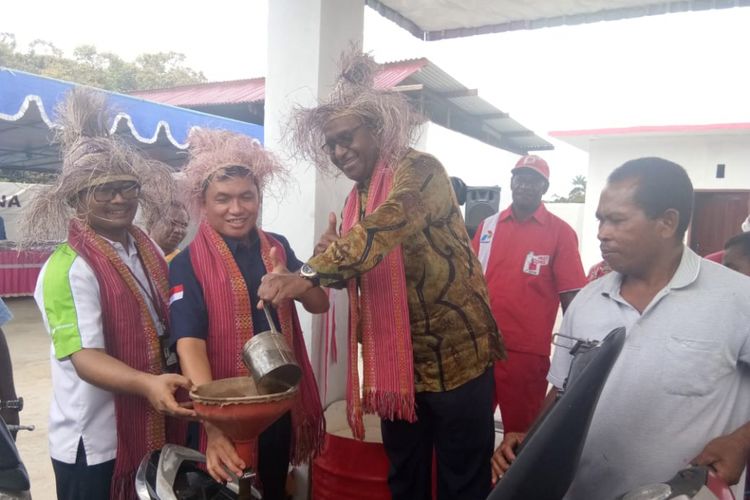 Ketua BPH Migas M. Fanshurullah Asa, Regional Manager Retail Fuel Marketing PT Pertamina MOR VIII Maluku Papua Fanda Chrismianto, dan Bupati Maybrat Bernard Sagrim saat menuangkan BBM di motor.