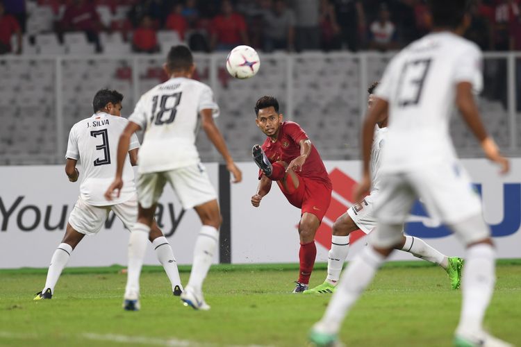 Pesepak bola Indonesia Andik Vermansyah (tengah) menendang bola ketika dibayangi sejumlah pesepak bola Timor Leste dalam laga lanjutan Piala AFF 2018 di Stadion Utama Gelora Bung Karno, Jakarta, Selasa (13/11/2018). Indonesia menang dengan skor 3-1. ANTARA FOTO/Akbar Nugroho Gumay/ama.