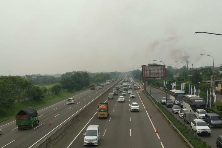 Situasi arus lalu lintas di KM 57 tol Jakarta-Cikampek arah Jakarta menuju Cikampek pada Sabtu (22/12/2018) pukul 15.00 WIB.