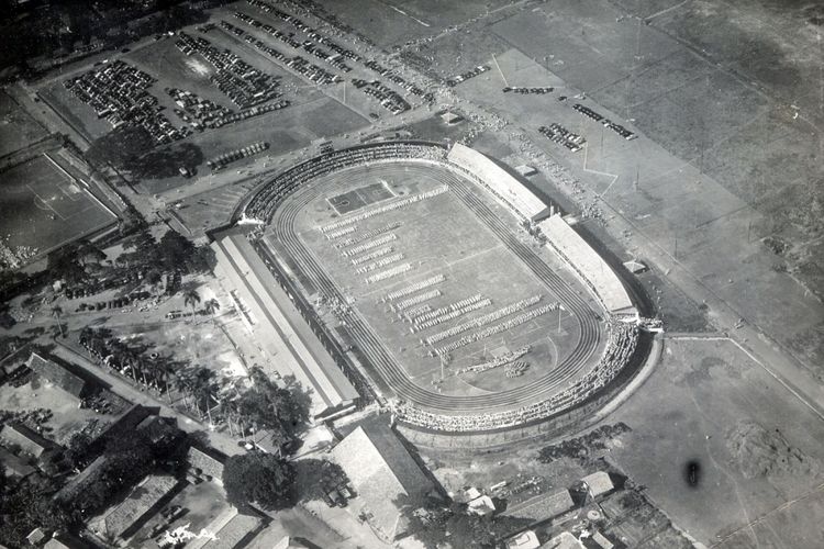 Pemandangan dari udara mengenai peristiwa penting dalam sejarah Indonesia: Pembukaan Pekan Olahraga Nasional di Stadion IKADA pada tanggal 21 Oktober 1951.