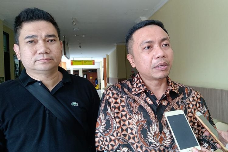 Kuasa hukum artis VA, Rahmat Santoso (kanan) di RS Bhayangkara Polda Jatim, Kamis (31/1/2019)