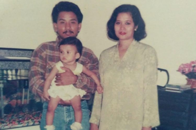 Foto Lisa saat masih balita bersama dengan ayah dan ibunya. Selama 20 tahun lebih Lisa yang lahir di Kuala Lumpur tidak bertemu dengan ibu kandungnya