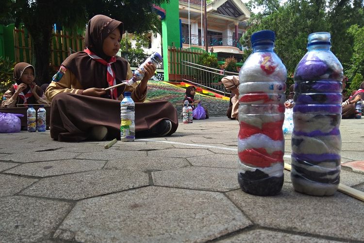 Peringati hari peduli sampah nasional, ratusan siswa SD 01 Ringin Agung membuat ecobrick dari sampah plastik.