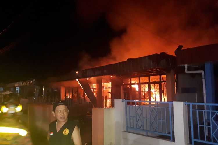 Lima rumah terbakar di Jalan  Antasari, Kelurahan Pasiran, Kecamatan Singkawang Barat, Kota Singkawang, Kalimantan Barat, Jumat (10/5/2019).