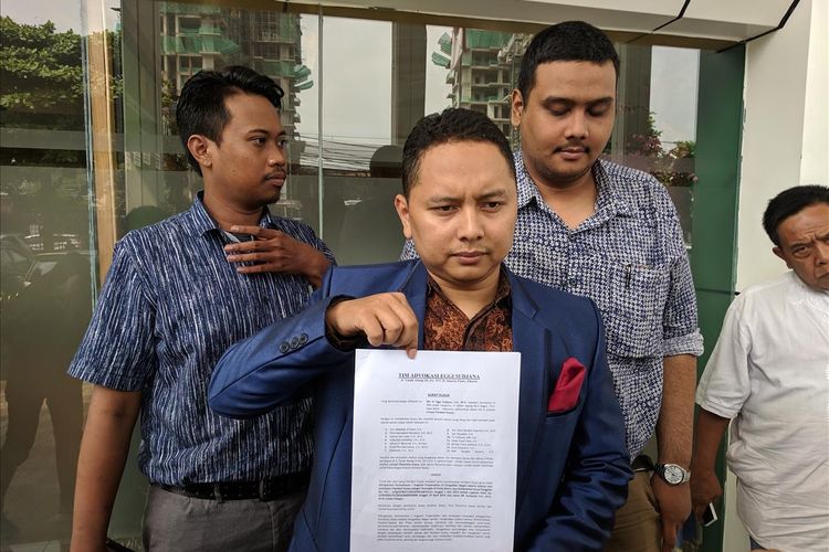 kuasa hukum Eggi Sudjana, Pitra Romadoni memberikan keterangan terkait gugatan praperadilan kliennya di Pengadilan Negeri Jakarta Selatan pada Jumat (10/5/2019)