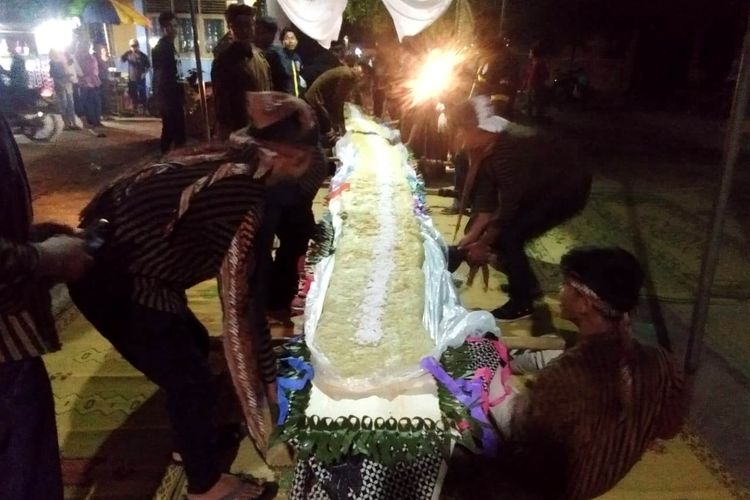 Warga mengarak kerupuk puli sepanjang 15 meter saat peringatan Nisfu Syaban di Desa Kendengsidialit, Kecamatan Welahan, Kabupaten Jepara, Jawa Tengah, Minggu (21/4/2019) malam.