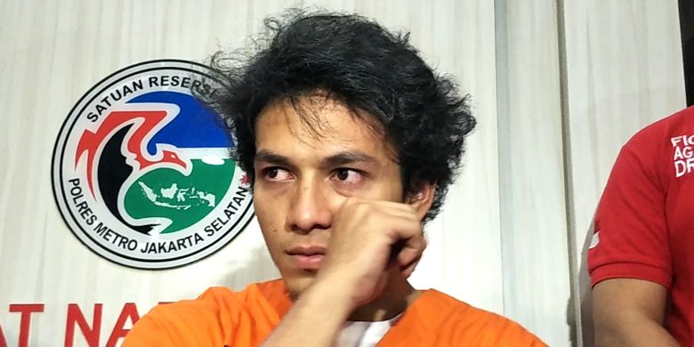 Artis peran Jefri Nichol dalam jumpa pers di Polres Metro Jakarta Selatan, Kamis (25/7/2019). Ia ditangkap polisi karena penyalahgunaan narkoba jenis ganja.