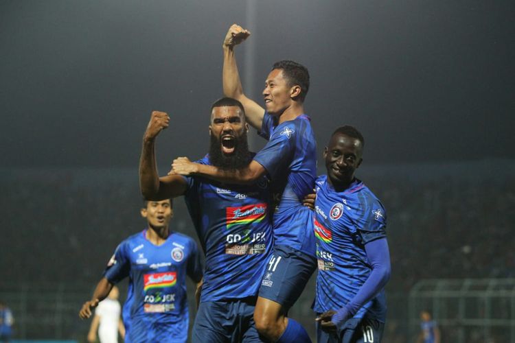 Pemain Arema FC, Sylvanus Comvalius, Dendi Santoso, dan Makan Konate dalam laga Arema FC vs Persib Bandung di Stadion Kanjuruhan, Selasa (30/7/2019).