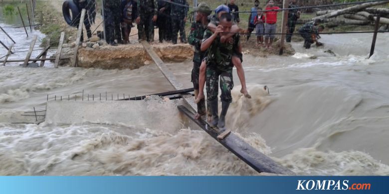 Prajurit TNI Selamatkan Sepasang Lansia yang Terkepung Banjir di Jayapura