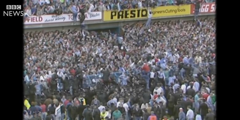 Tangkapan layar dari tayangan di BBC yang memperlihatkan kerumunan yang berdesak-desakan di tribun berdiri di Stadion Hillsborough pada 15 April 1989. Sebanyak 97 orang meninggal dalam Tragedi Hillsborough, sebagian besar merupakan fans Liverpool.