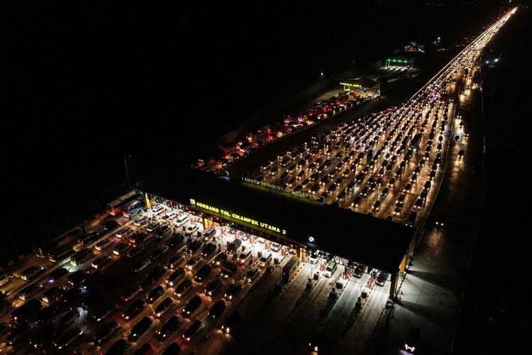 Foto udara kendaraan pemudik dari arah Jakarta melewati Gerbang Tol Cikampek Utama di malam hari di Cikampek, Jawa Barat, Sabtu (1/6/2019). Volume arus mudik dari arah Jakarta yang memasuki Gerbang Tol Cikampek Utama menuju ke sejumlah wilayah di Jateng dan Jatim pada H-4 siang hari terpantau padat merayap.