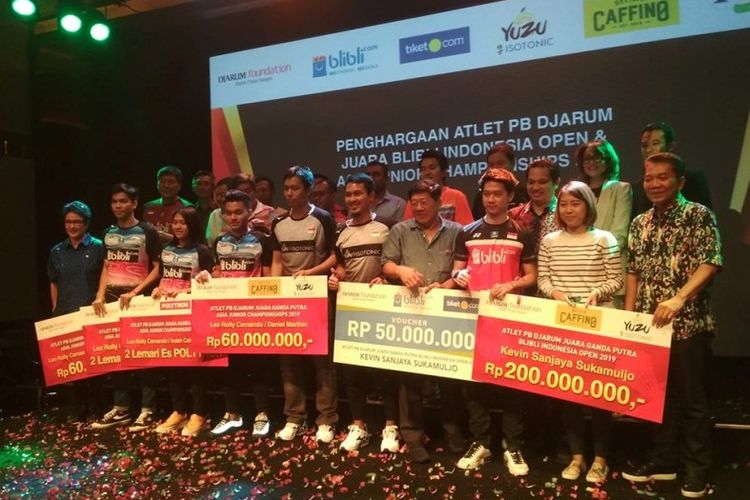 Hendra Setioawan/Muhammad Ahsan di antara pemain dan pengurus PB Djarum