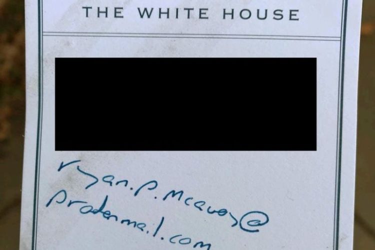 Inilah kertas Ryan McAvoy yang berisi akun dan password email yang biasanya digunakan untuk menangani berkas rahasia.