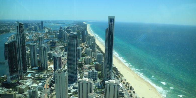 Panorama kota Gold Coast, Australia dilihat dari Skypoin Observation Deck di Gedung Q1.