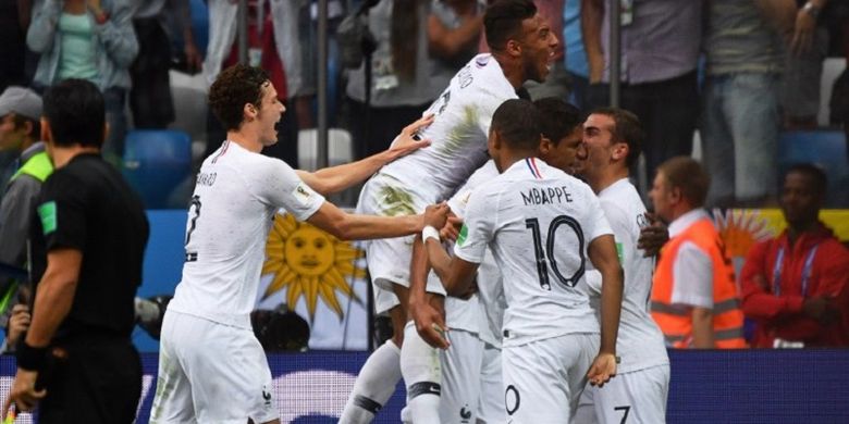 Para pemani Perancis merayakan gol ke gawang Uruguay pada pertandingan babak 8 besar atau perempat final Piala Dunia 2018 di Nizhny Novgorod, 6 Juli 2018. 