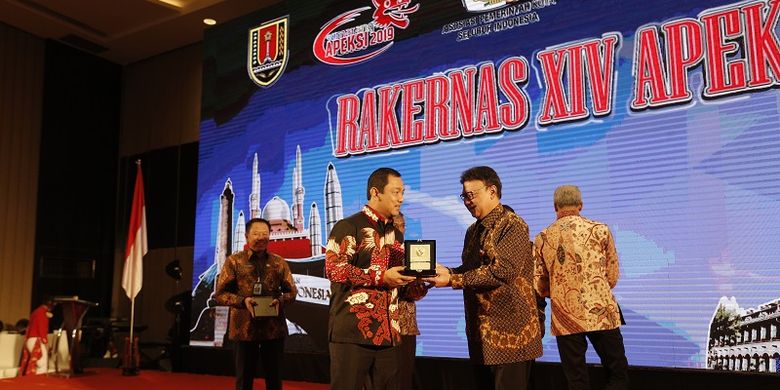 Wali Kota Semarang Hendrar Prihadi menyerahkan cinderamata kepada Mendagri Tjahjo Kumolo usai membuka Rakernas APEKSI dan Indonesia City Expo 2019 di Hotel Po, Kota Semarang, Rabu (3/7/2019).