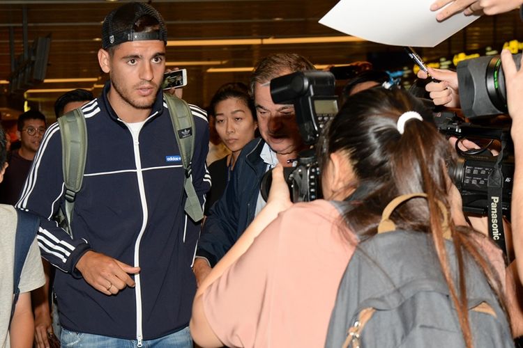 Penyerang Chelsea asal Spanyol, Alvaro Morata (kiri), tiba di bandar udara internasional Changi, Singapora, pada 22 Juli 2017, sebagai bagian dari tur Chelsea ke Asia. Chelsea membeli Morata dari Real Madrid dan mengikatnya dengan kontrak lima tahun pada 21 Juli 2017.
