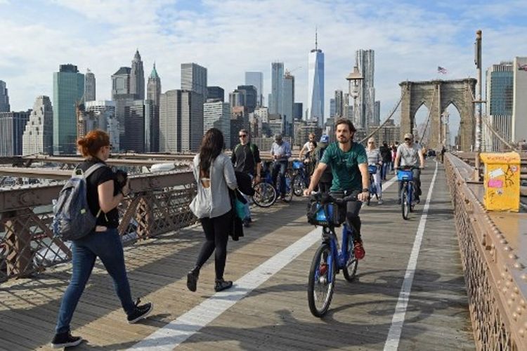 Foto ini diambil pada 3 November 2017 menunjukkan suasana jalur pejalan kaki dan pesepeda di Jembatan Brooklyn, Manhattan, di New York. (AFP/Angela Weiss)
