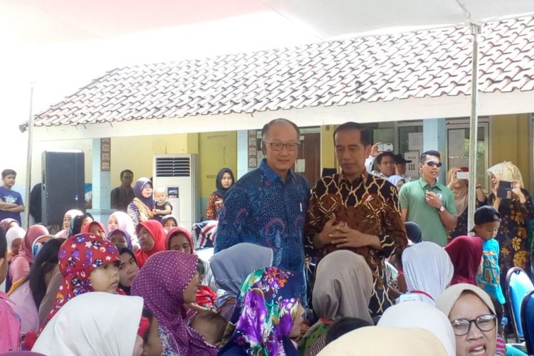 Presiden Joko Widodo dan Presiden Bank Dunia blusukan di Desa Tangkil, Caringin, Bogor, Rabu (4/7/2018).