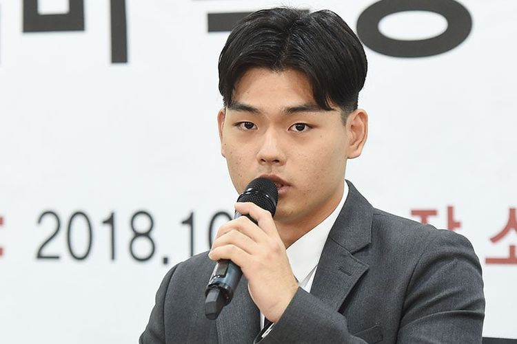 Leader The East Light Lee Seok Cheol memberi keterangan pers tentang kekerasan yang dialaminya dan semua member dari salah seorang produser agensinya, Jumat (19/10/2018).