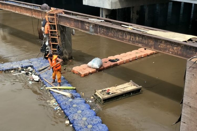 Kondisi Kali Banjir Kanal Barat depan mal Season City, Jembatan Besi, Tambora, Jakarta Barat pada Senin (12/11/2018).