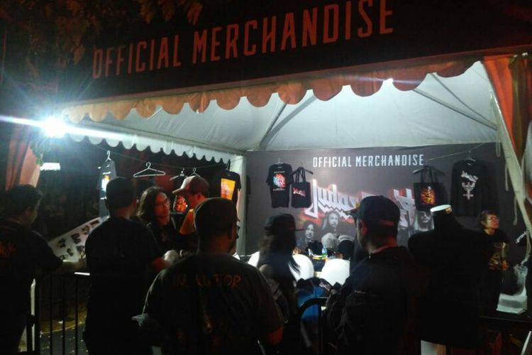Para penonton konser Judas Priest mendatangi booth official merchandise grup band tersebut yang digelar di Allianz Eco Park Ancol, Jakarta Utara, Jumat (7/12/2018).