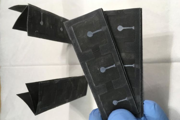 Choi menciptakan sebuah penyimpan daya berukuran kertas yang dibangkitkan oleh bakteri.