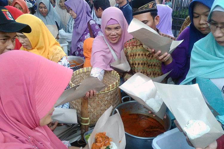 Para pengunjung saat berebut sajian gratis dalam Festival Sego Boranan, di Lamongan, Jatim, Sabtu (26/5/2018).