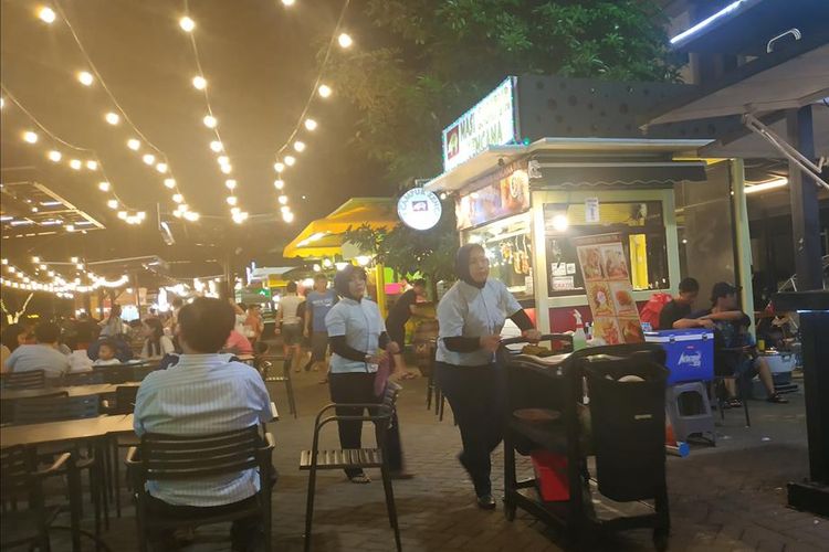 Suasana di food street Pulau D hasil reklamasi Teluk Jakarta, Kamis (13/6/2019).