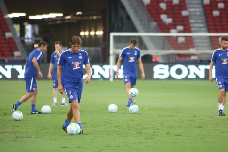 Pelatih Chelsea, Antonio Conte, saat memimpin sesi latihan tim di Stadion Nasional Singapura, 24 Juli 2017, sehari menjelang duel International Champions Cup 2017 lawan FC Bayern Muenchen.