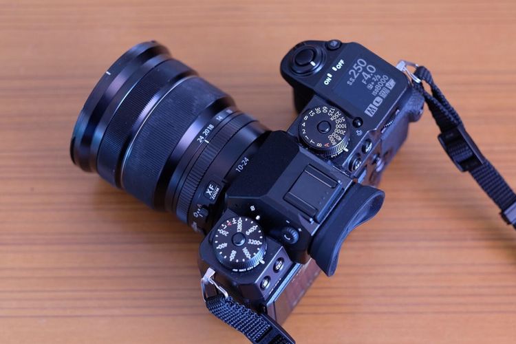 Bagian atas Fujifilm X-H1 dilengkapi layar LCD untuk menunjukkan berbagai macam parameter kamera, menggantikan kenop exposure compensation.