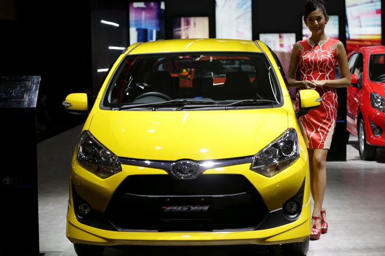 Sales promotion girl berpose di samping Toyota Agya 1.2L saat ajang Indonesia International Motor Show (IIMS) 2017 di JI Expo, Kemayoran, Jakarta, Jumat (28/4/2017). Ajang pameran otomotif terbesar di Indonesia ini akan berlangsung hingga 7 Mei mendatang. KOMPAS IMAGES/KRISTIANTO PURNOMO